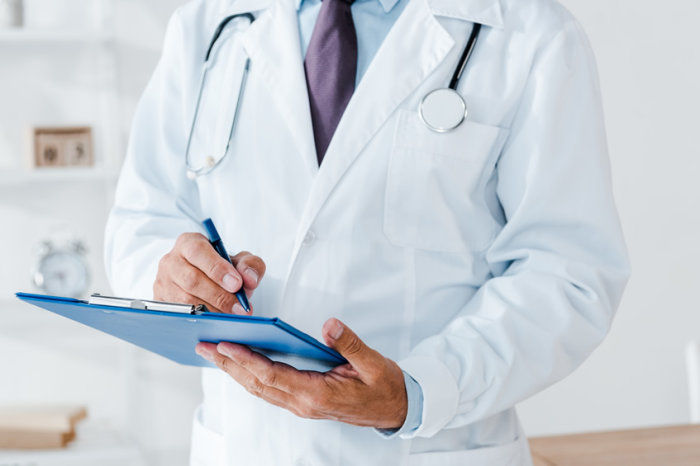 A maioria dos pacientes com AVC tem fatores de risco maiores não diagnosticados