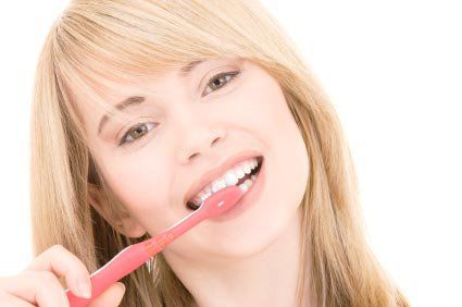 Não escovar os dentes pelo menos duas vezes ao dia pode aumentar em 70% o risco para doenças cardiovasculares, segundo artigo do BMJ