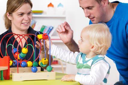 Bebês e crianças abaixo de 2 anos devem aprender brincando livremente, longe das telas. É o que a Academia Americana de Pediatria recomenda