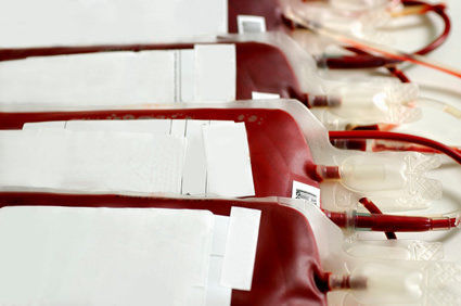 Uso de um medicamento barato durante cirurgias de alto risco reduz transfusões de sangue