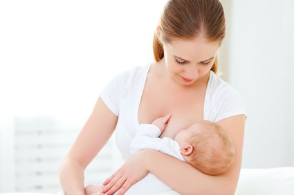 Suplementação de vitamina D durante a lactação deve ser para a mãe ou para o bebê?